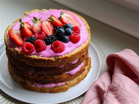Food Trend Rezept für Naked Cake mit Beeren Frosting