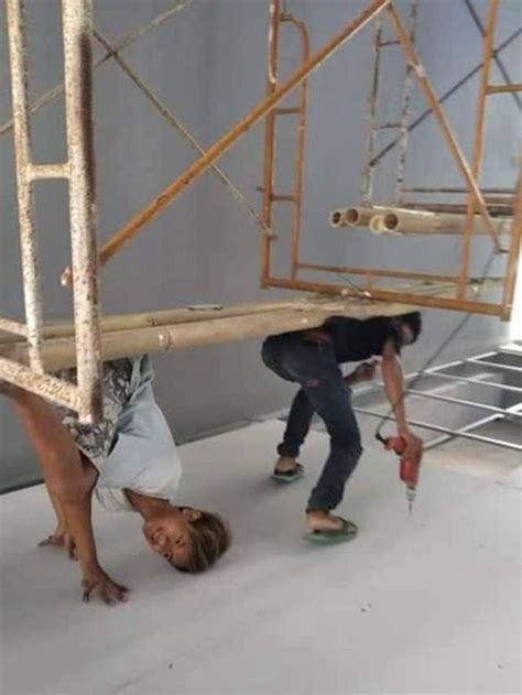 Potret Kuli Saat Angkat Bahan Bangunan Ini Curi Perhatian Aksinya Bikin Ngakak Hot Liputan