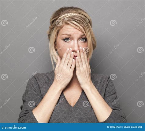 Jeune Fille Blonde Soucieuse Faisant Une Erreur Image Stock Image Du Femelle Crainte