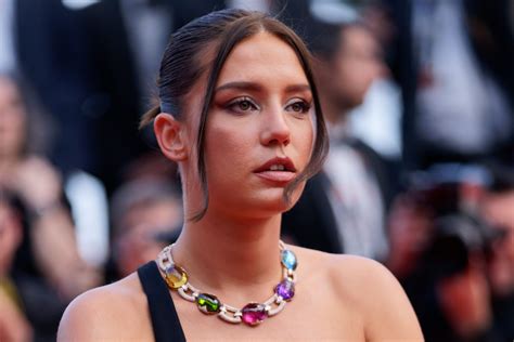 Adèle Exarchopoulos outrageusement hot dans un ensemble jupe et crop top elle dévoile ses