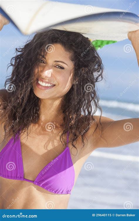 Bei Surfista Della Ragazza Della Donna Del Bikini Spiaggia Del Surf