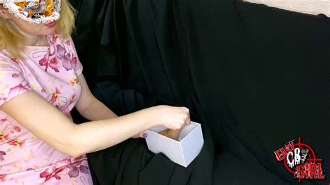 Una Sensuale Milf Apre Il Suo Regalo Ed Augura Un Buon Natale A Tutto Il Popolo Di Pornhub