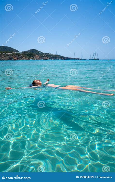 Ragazza Del Bikini Di Ibiza Che Nuota La Chiara Spiaggia Dell Acqua Immagine Stock Immagine Di
