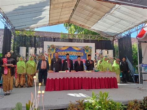 Purnawiyata Siswa Siswi Kelas Xii Sman Berbek Tahun Pelajaran