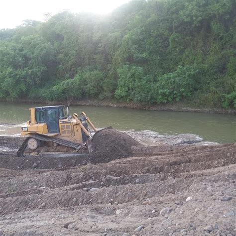 Crean muro de tierra en el río Tamazula para evitar filtración de