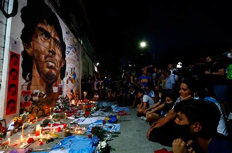 Argentina Llora La Muerte De Diego Armando Maradona