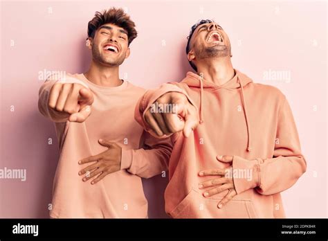 Jeune Couple Gay Portant Des V Tements D Contract S Riant Sur Vous Pointant Le Doigt Vers L