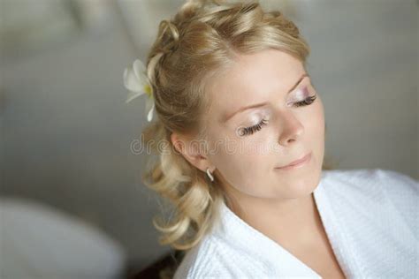 Schöne Nette Blonde Braut Make up Vor Hochzeitstag Tut Lon Stockbild Bild von grundlage