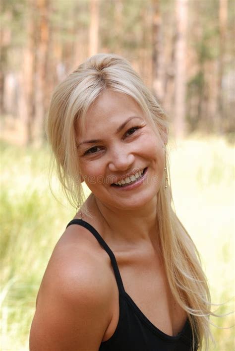 El Blonde De La Muchacha Imagen De Archivo Imagen De Muchacha