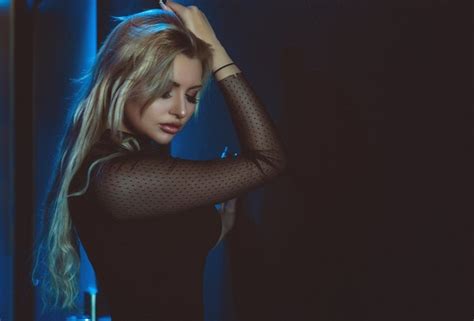 Обои девушка блондинка лицо макияж закрытые глаза montse roura girl blonde face makeup