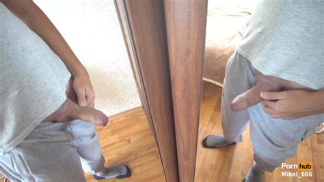 Une Adolescente Amateur Montre Une Bite Devant Un Miroir K XHamster