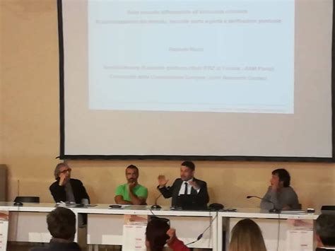 Raphael Rossi Educazione Scuola E Consumo Facebook