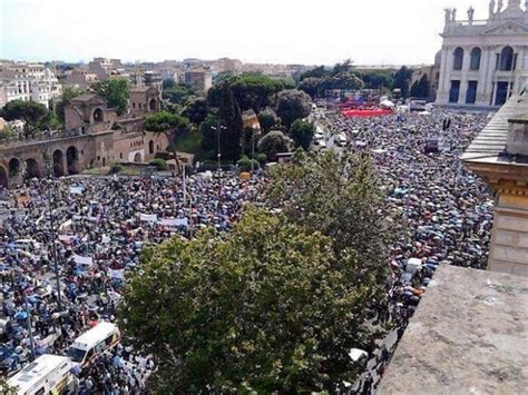 Un milion de oameni au manifestat la Roma împotriva legalizării căsătoriilor gay şi a ideologiei