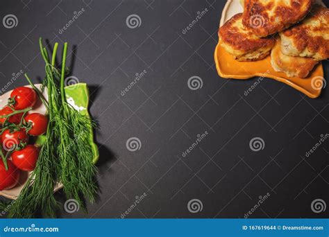 Rote Kirschtomaten Mit Dildo Und Belyash Auf Schwarzem Grund Stockfoto Bild Von Vorstand