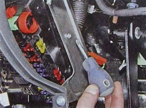 Как снять блок предохранителей на гранте - 88 фото