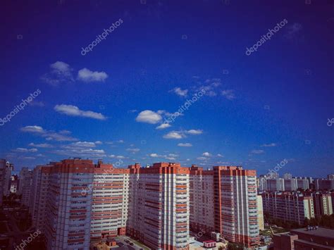 Modernos Edificios De Apartamentos En Un D A Soleado Con Un Cielo Azul