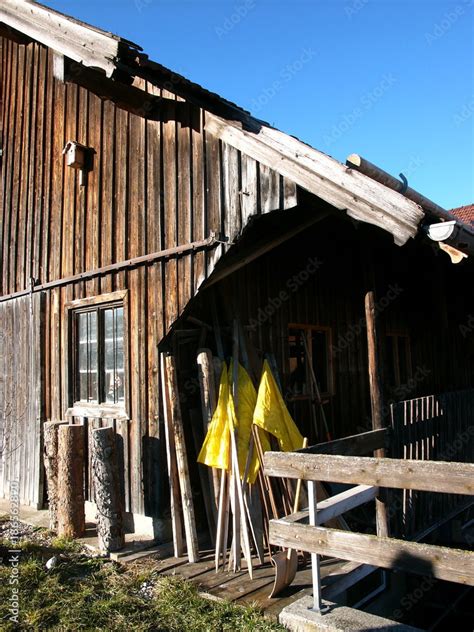 Gelbe Fahnen Neben Dem Verschlag Einer Alten Scheune Eines Bauernhof