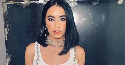 Lali Espósito posó en bikini se desprendió los jeans y pareció que no llevaba nada debajo