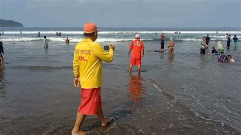 Nyaris Tenggelam Lima Wisatawan Terseret Ombak Di Pantai Pangandaran