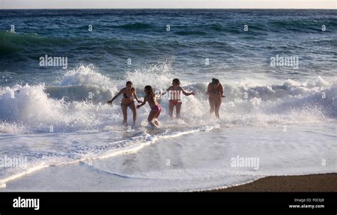 Fillettes En Bikini Banque De Photographies Et Dimages Haute R Solution Page Alamy