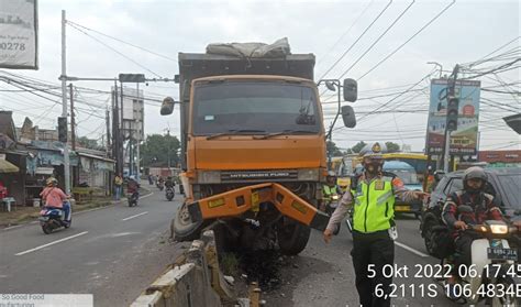 Sopir Ngantuk Truk Fuso Tabrak Pembatas Jalan Di Cikupa Radarbanten