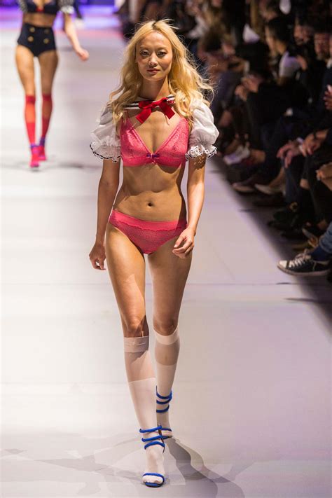 Etam Lingerie Le D Fil Anniversaire Embrase Paris Le Premier Jour De La Fashion Week