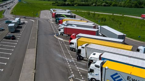 Parking Poids Lourd Sur Axes Autoroutier Places De Stationnement