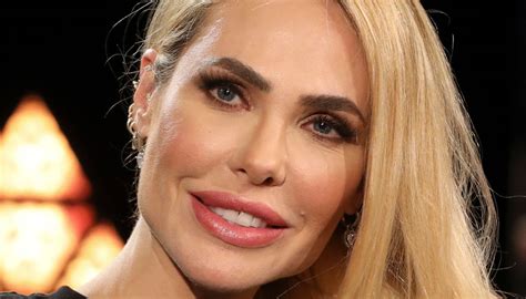 Ilary Blasi a Le Iene tra piume e nude è davvero la più bella