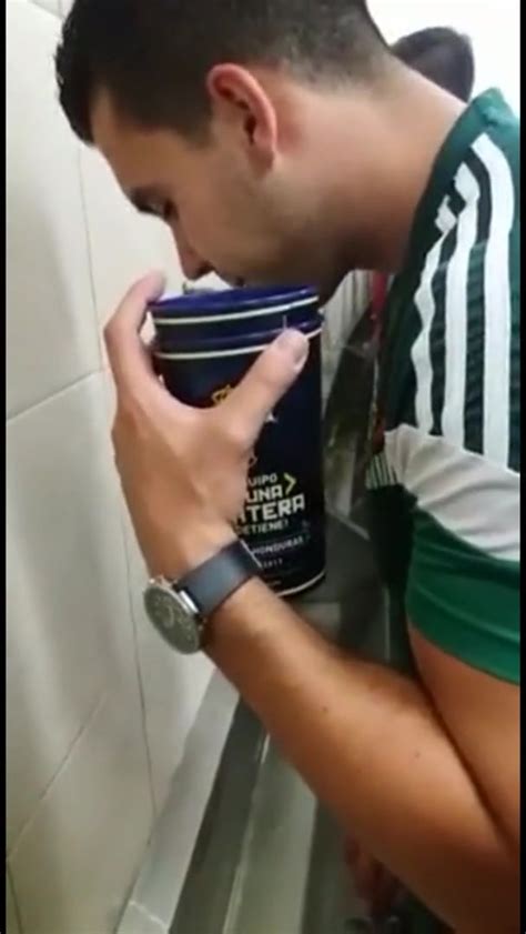 MANY HOT GUYS AT THE URINAL ThisVid