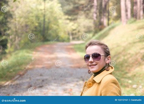 Blonde Frau In Der Natur Stockbild Bild Von Erwachsener