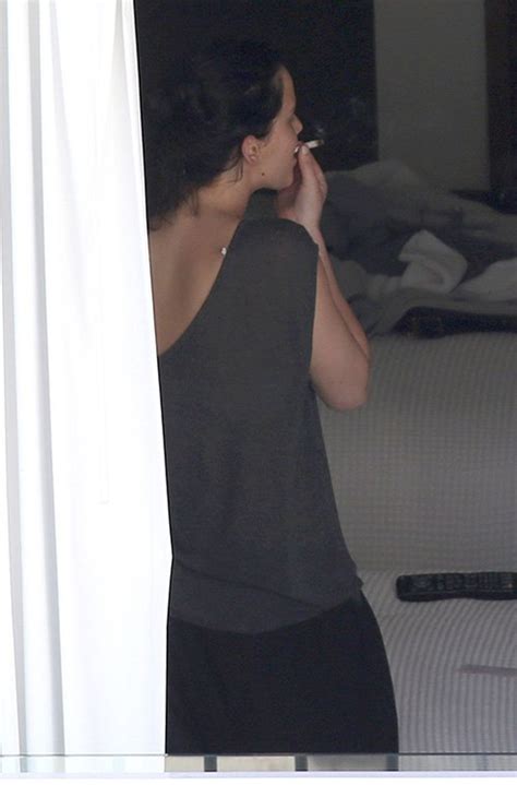 Jennifer Lawrence Smoking In Hawaii 2272013 Jennifer Lawrence