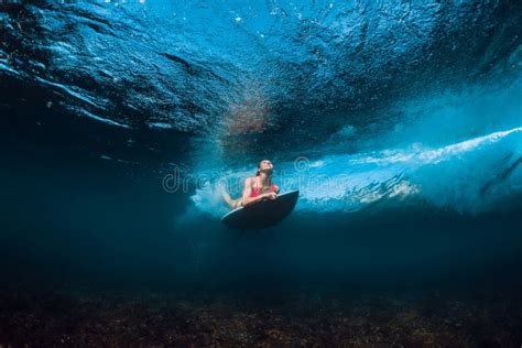 Surferfrau Im Bikini Mit Dem Surfbretttauchen Unterwasser Mit Unterfassmeereswogen Stockfoto
