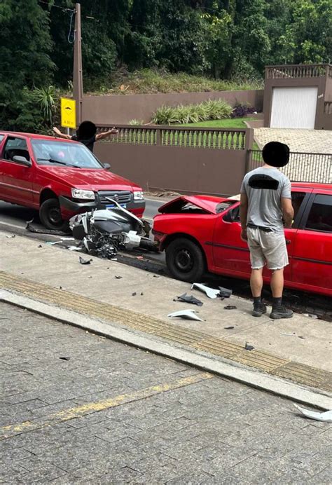 Vídeo mostra colisão frontal entre carro e motoneta na Av Santa