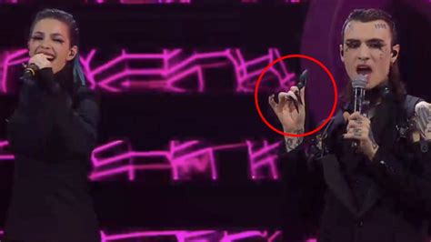 Sanremo Rosa Chemical Porta Un Sex Toy Sul Palco E Poi Urla Viva Il Sesso La Repubblica