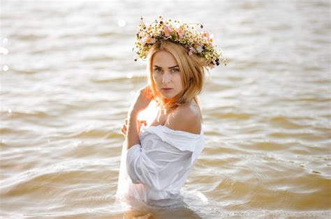Premium Photo Nude Portrait Of The Attractive Blond Woman In The Flower Wreath