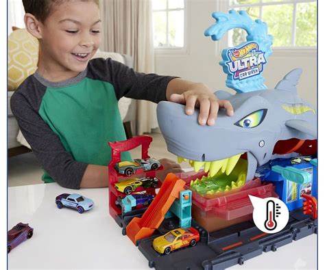 Детска играчка и комплект за игра Hot Wheels City Автомивка с акула и количка с промяна на