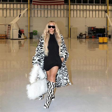 Beyonc Bouche Nude Et Cils De Biche La Star Affiche Un Teint Parfait Sur Instagram Elle