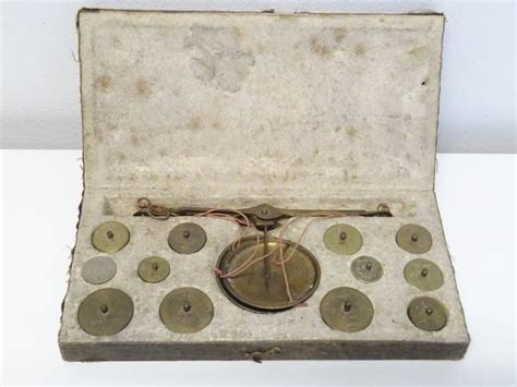 Coin scales / scales - wood, brass - 19th century - Catawiki