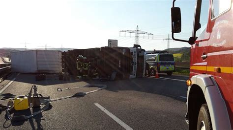 Herleshausen Vollsperrung Nach Lkw Unfall Auf Der A