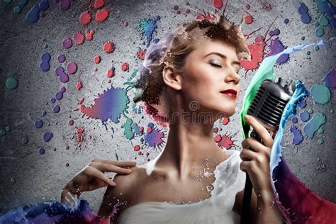 Jeune Chanteuse Blonde Avec Le Microphone Image Stock Image Du Mignon Musique