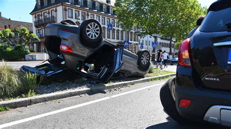 FOTOS Heidelberg Fahranfänger 17 landet auf B37 mit Auto auf