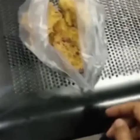 6 Potret Pengganti Meja Makan Ini Nyeleneh Tetap Santai Nikmati Makanan Hot Liputan6