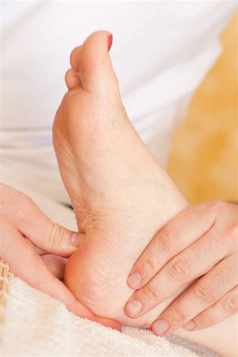 Obtention Dun Massage De Pied Image Stock Image Du Massage Plaisir