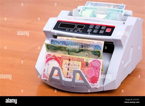 Iraqi Dinar In A Counting Machine Stock Photo Alamy