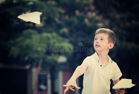 Muchacho Que Juega Con El Aeroplano De Papel Foto De Archivo Imagen