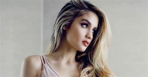 Foto Hot Cinta Laura Kenakan Bikini Putih Seksi Bikin Heboh