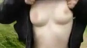Guarra en la calle enseña sus tetas y culo PORN