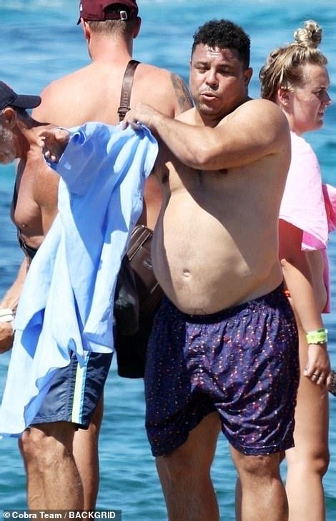 Shirtless Ronaldo Nazário packs on the PDA with his bikini clad model girlfriend Celina Locks