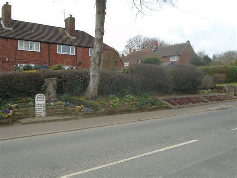 Old milestone © Chris Minto :: Geograph Britain and Ireland