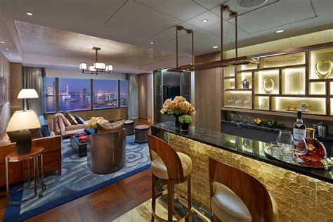 3 Tips For Creating A Functional Bar In Your Living Room